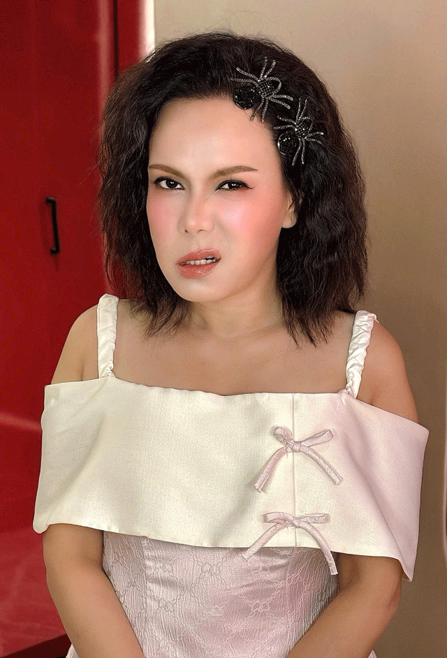 Viet-huong-tuc-toc-lam-ngay-dieu-nay-sau-khi-ha-canh-xuong-viet-nam-he-lo-thai-do-giua-on-ao-xoa-600-clip-3