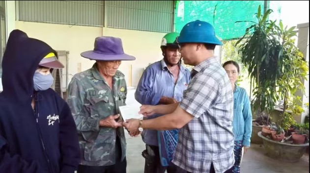 nghen-long-truoc-di-anh-be-gai-4-tuoi-truot-chan-ben-mep-song-cai-bi-dong-nuoc-lu-cuon-di-1