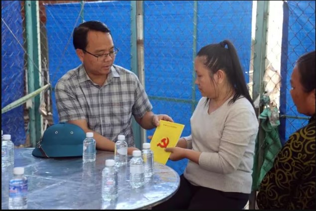 nghen-long-truoc-di-anh-be-gai-4-tuoi-truot-chan-ben-mep-song-cai-bi-dong-nuoc-lu-cuon-di-2