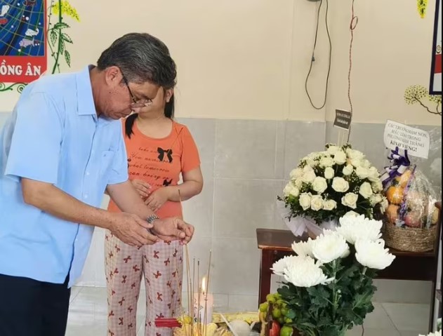 nghen-long-truoc-di-anh-be-gai-4-tuoi-truot-chan-ben-mep-song-cai-bi-dong-nuoc-lu-cuon-di-3