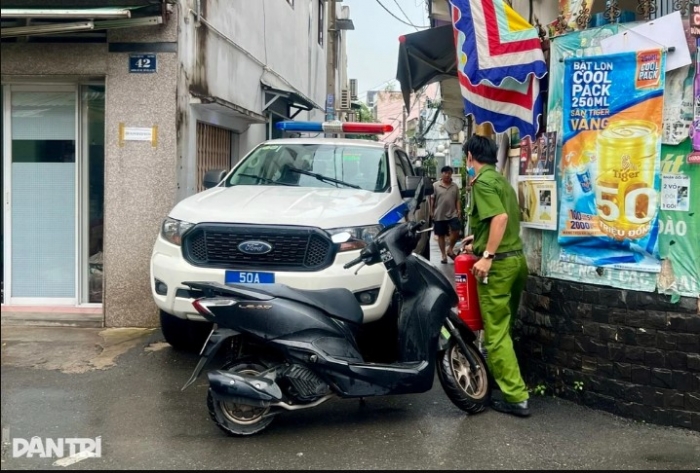 vu-nguoi-hang-xom-bi-tan-cong-bang-dao-khi-dang-do-rac-ga-dan-ong-co-thu-trong-phong-sau-khi-ra-tay-1