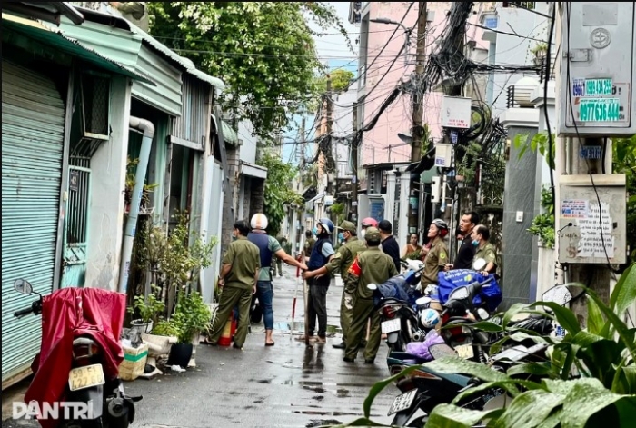 vu-nguoi-hang-xom-bi-tan-cong-bang-dao-khi-dang-do-rac-ga-dan-ong-co-thu-trong-phong-sau-khi-ra-tay