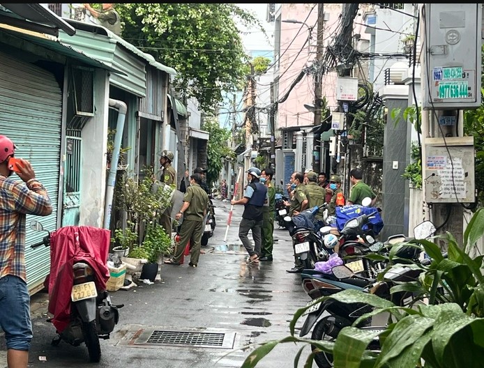 vu-nguoi-hang-xom-bi-tan-cong-bang-dao-khi-dang-do-rac-ga-dan-ong-co-thu-trong-phong-sau-khi-ra-tay-4