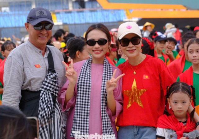 my-tam-co-chia-se-gay-xuc-dong-khi-duoc-gop-mat-tai-dai-le-a80-o-quang-truong-ba-dinh-2