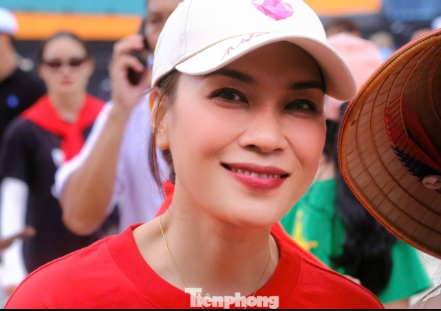 my-tam-co-chia-se-gay-xuc-dong-khi-duoc-gop-mat-tai-dai-le-a80-o-quang-truong-ba-dinh