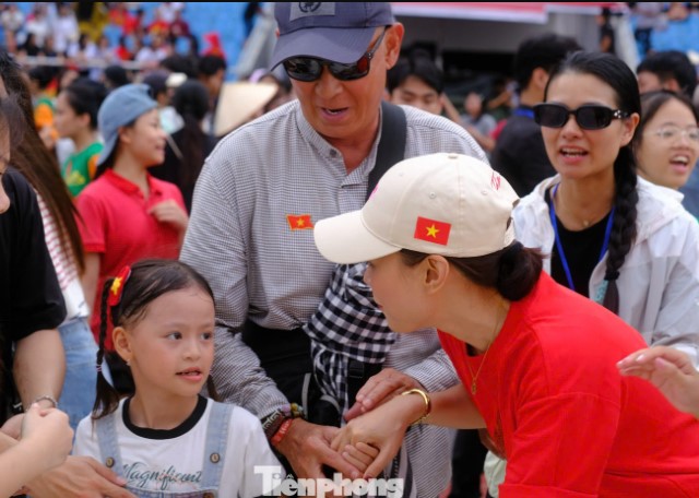 my-tam-co-chia-se-gay-xuc-dong-khi-duoc-gop-mat-tai-dai-le-a80-o-quang-truong-ba-dinh-4