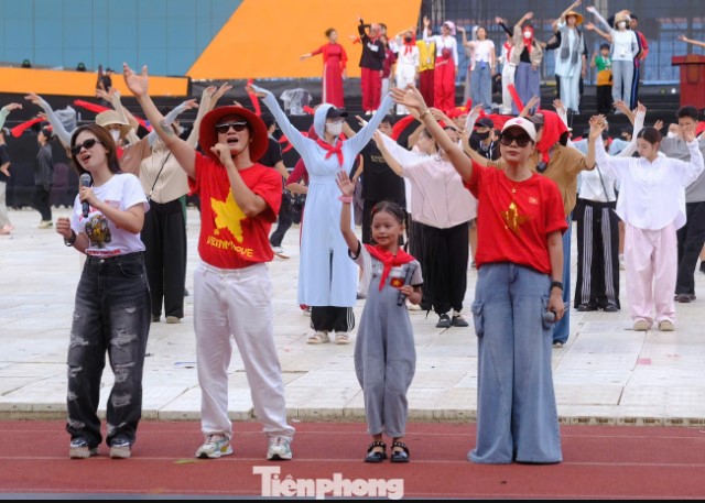 my-tam-co-chia-se-gay-xuc-dong-khi-duoc-gop-mat-tai-dai-le-a80-o-quang-truong-ba-dinh-6