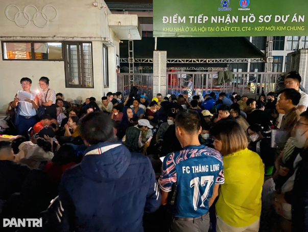 Bo-xay-dung-ra-chi-dao-khan-sau-vu-chen-lan-xep-hang-tu-dem-de-giu-cho-mua-nha-o-xa-hoi-4