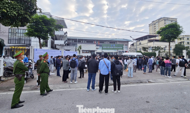 Bo-xay-dung-ra-chi-dao-khan-sau-vu-chen-lan-xep-hang-tu-dem-de-giu-cho-mua-nha-o-xa-hoi-5