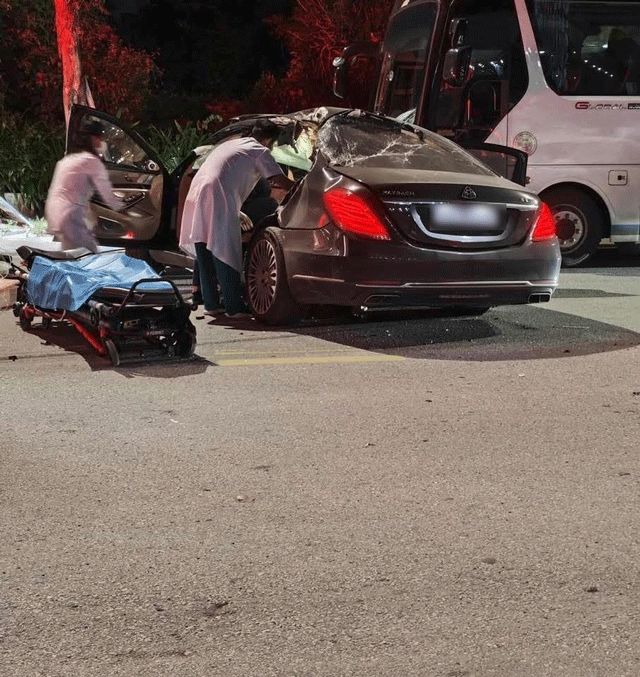 Camera-ghi-lai-canh-va-cham-kinh-hoang-giua-xe-khach-va-xe-maybach-s600-1-nguoi-tu-vong-2