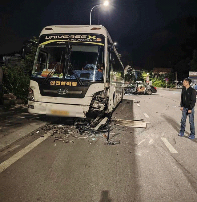 Camera-ghi-lai-canh-va-cham-kinh-hoang-giua-xe-khach-va-xe-maybach-s600-1-nguoi-tu-vong-3