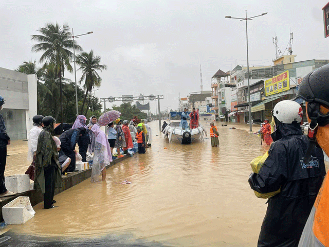 Cap-nhat-lu-o-nha-trang-sang-20-11-tieng-keu-cuu-tham-thiet-cua-nhieu-ho-dan-suot-nhieu-gio-7