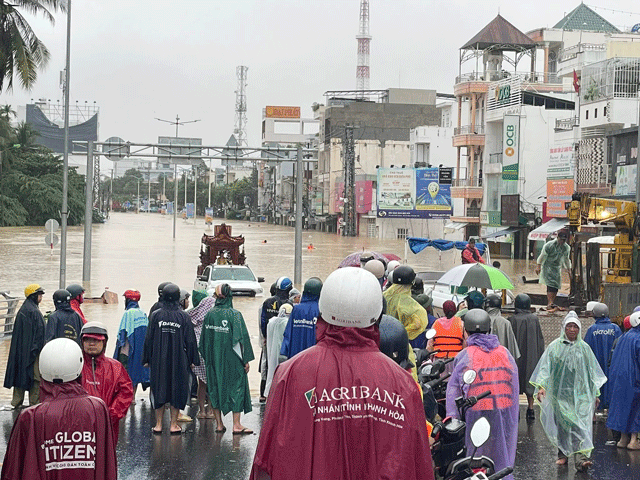 Cap-nhat-lu-o-nha-trang-sang-20-11-tieng-keu-cuu-tham-thiet-cua-nhieu-ho-dan-suot-nhieu-gio-8