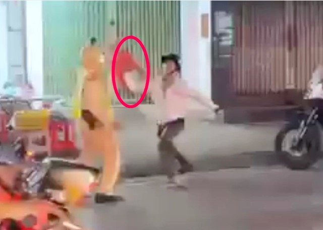 clip-nguoi-dan-ong-dung-ghe-nhua-tan-cong-canh-sat-giao-thong-voi-thai-do-hung-hang-de-doa-ly-do-gay-buc-xuc-1