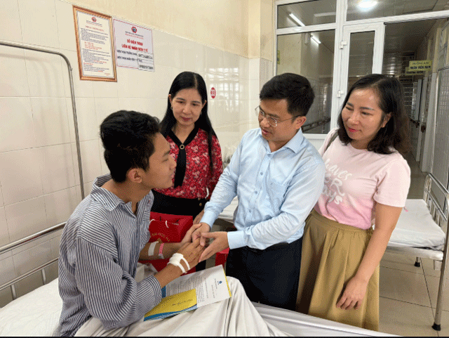 Nam-sinh-mat-ca-gia-dinh-trong-vu-lat-tau-du-lich-ha-long-duoc-1-truong-dai-hoc-ho-tro-moi-chi-phi