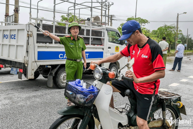 Ninh-binh-nhieu-nguoi-do-xo-di-xem-song-lon-vo-tu-check-in-bat-chap-dien-bien-nguy-hiem-cua-bao-so-3