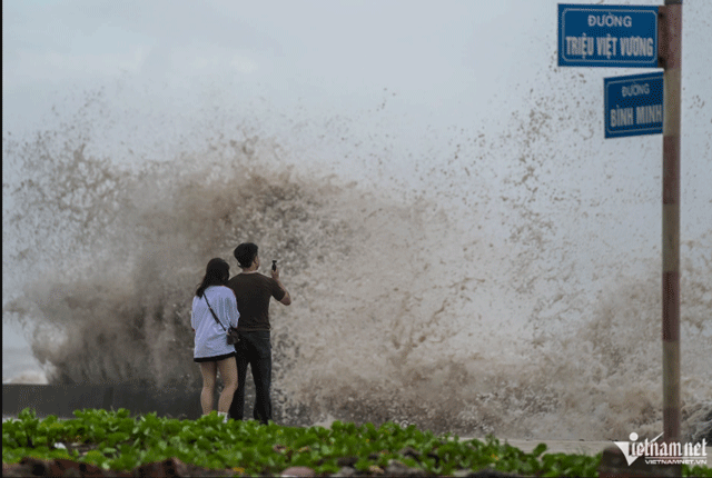 Ninh-binh-nhieu-nguoi-do-xo-di-xem-song-lon-vo-tu-check-in-bat-chap-dien-bien-nguy-hiem-cua-bao-so-3-4