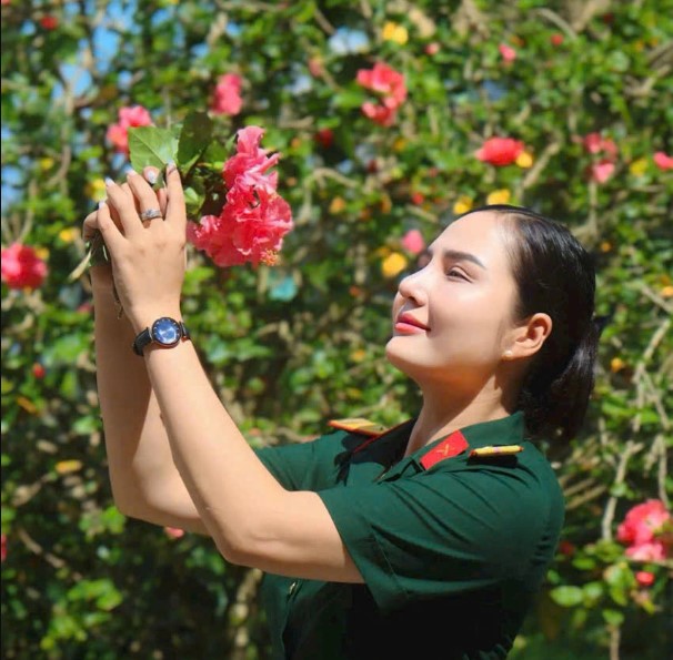tan-chay-voi-giong-thuyet-minh-tai-dai-le-a80-cua-thieu-ta-tran-thi-ngoc-vu-va-sac-voc-chuan-hoa-hau-4