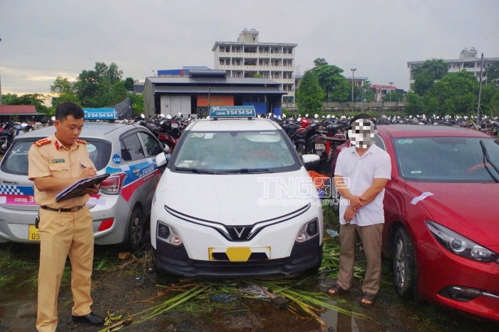 truy-xet-tai-xe-oto-gay-tai-nan-lien-hoan-roi-bo-chay-tai-xe-co-chay-du-co-nguoi-nam-tren-cano-3