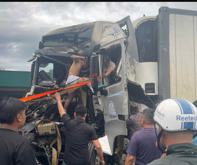 va-cham-nghiem-trong-giua-2-xe-container-nghet-tho-qua-trinh-cuu-tai-xe-ket-trong-cabin-nhieu-gio