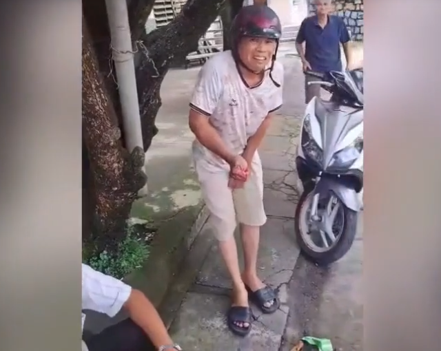 vu-tran-lot-dong-nai-ten-cuop-lay-coc-tien-xong-dam-vao-dui-tai-xe-oto-tan-cong-ca-nguoi-truy-bat-3
