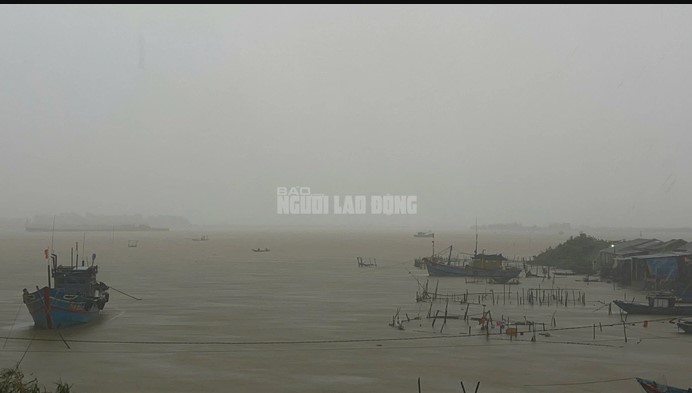 dien-bien-moi-nhat-cua-bao-so-10-bualoi-hue-bat-dau-mua-lon-gio-giat-manh-4