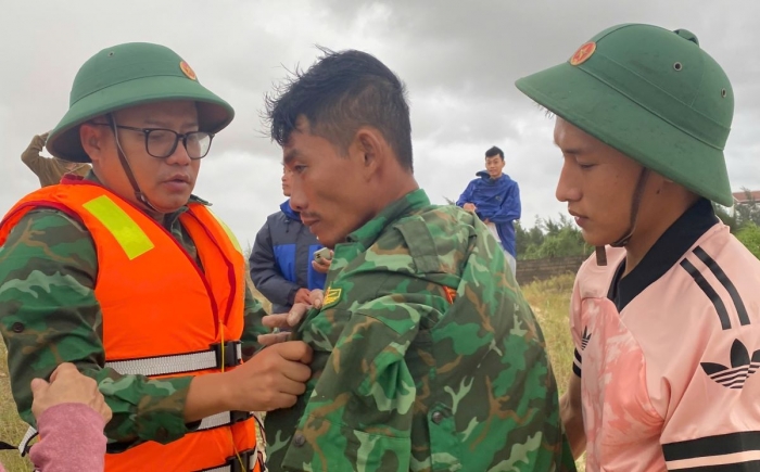 xot-xa-vu-hai-tau-ca-va-11-thuyen-vien-gap-nan-o-quang-tri-khi-dang-co-tranh-bao-so-10-mot-tau-da-chim-2