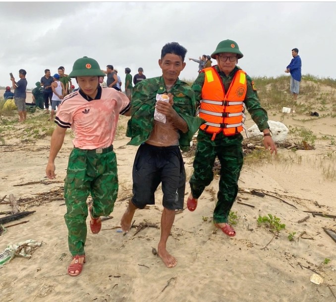 xot-xa-vu-hai-tau-ca-va-11-thuyen-vien-gap-nan-o-quang-tri-khi-dang-co-tranh-bao-so-10-mot-tau-da-chim-4