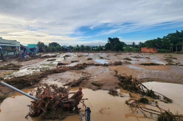 vu-ho-chua-nuoc-cua-trang-trai-bi-vo-nguoi-than-vu-4-nguoi-bi-nuoc-cuon-ke-lai-khoanh-khac-sinh-tu-1