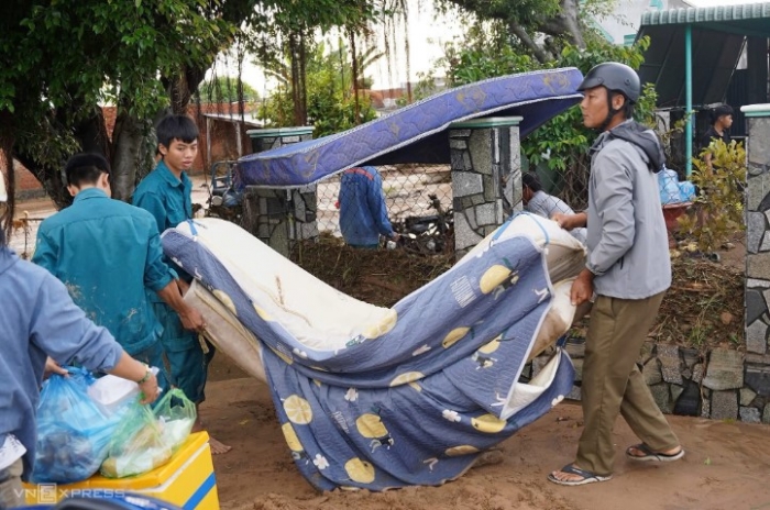 vu-ho-chua-nuoc-cua-trang-trai-bi-vo-nguoi-than-vu-4-nguoi-bi-nuoc-cuon-ke-lai-khoanh-khac-sinh-tu-10