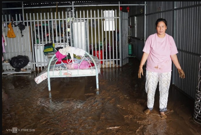 vu-ho-chua-nuoc-cua-trang-trai-bi-vo-nguoi-than-vu-4-nguoi-bi-nuoc-cuon-ke-lai-khoanh-khac-sinh-tu-11