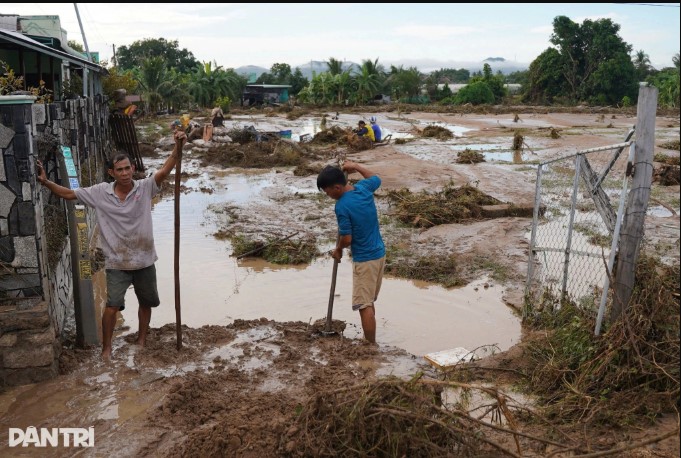 vu-ho-chua-nuoc-cua-trang-trai-bi-vo-nguoi-than-vu-4-nguoi-bi-nuoc-cuon-ke-lai-khoanh-khac-sinh-tu-5
