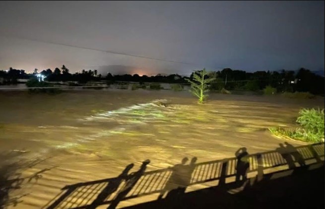 vu-ho-chua-nuoc-cua-trang-trai-bi-vo-nguoi-than-vu-4-nguoi-bi-nuoc-cuon-ke-lai-khoanh-khac-sinh-tu-6