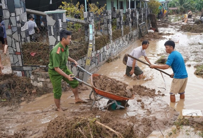 vu-ho-chua-nuoc-cua-trang-trai-bi-vo-nguoi-than-vu-4-nguoi-bi-nuoc-cuon-ke-lai-khoanh-khac-sinh-tu-8