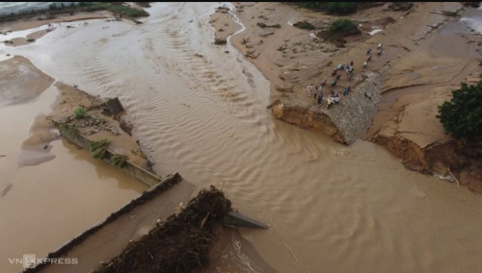 vu-ho-chua-nuoc-cua-trang-trai-bi-vo-nguoi-than-vu-4-nguoi-bi-nuoc-cuon-ke-lai-khoanh-khac-sinh-tu-9
