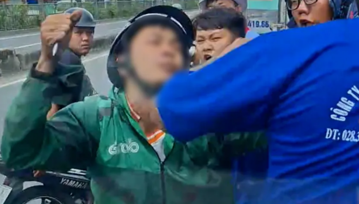 tphcm-tai-xe-xe-tai-vo-co-bi-nam-thanh-nien-chan-dau-xe-lien-tuc-va-dap-pha-kinh-chieu-hau-4