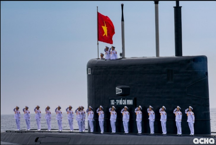 hinh-anh-hung-trang-ve-suc-manh-hai-quan-nhan-dan-viet-nam-tai-dieu-binh-a80-tren-bien-cam-ranh-1