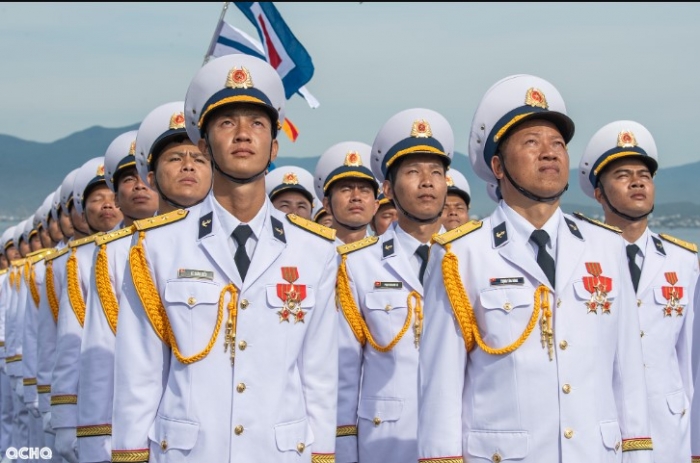 hinh-anh-hung-trang-ve-suc-manh-hai-quan-nhan-dan-viet-nam-tai-dieu-binh-a80-tren-bien-cam-ranh