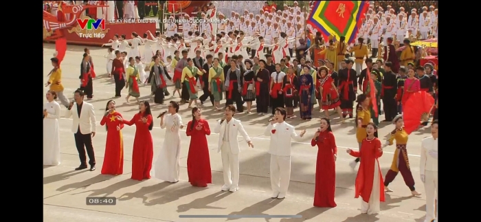 xuc-dong-truoc-clip-be-gai-7-tuoi-my-tam-cung-80-nghe-si-hat-ket-man-le-dieu-binh-dieu-hanh-2-9-1