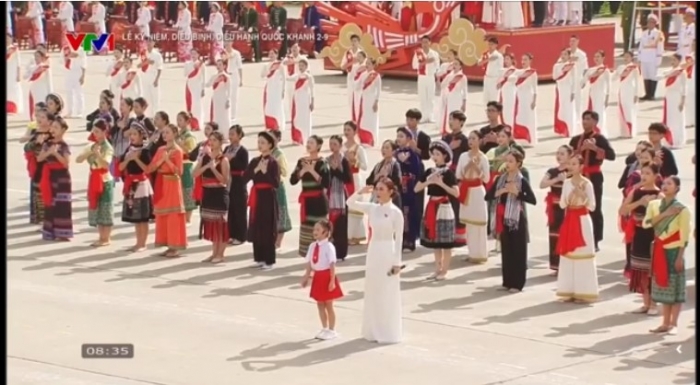 xuc-dong-truoc-clip-be-gai-7-tuoi-my-tam-cung-80-nghe-si-hat-ket-man-le-dieu-binh-dieu-hanh-2-9