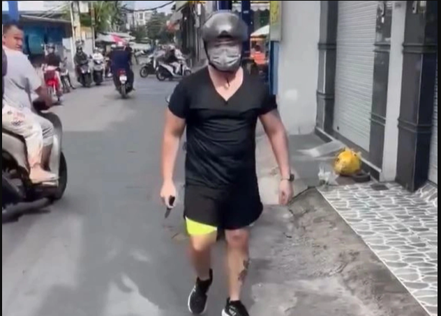 nguoi-dan-ong-bat-ngo-dung-xe-giua-duong-cam-dao-tien-den-de-doa-khien-tai-xe-xe-ba-gac-vo-cung-hoang-so