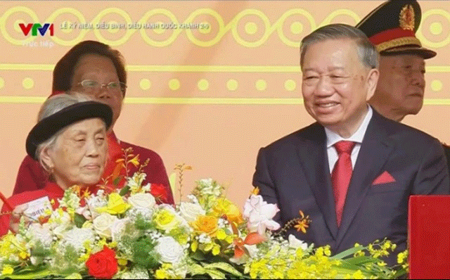 Nhung-thong-tin-it-ai-biet-ve-cu-ba-ngoi-trang-trong-ben-canh-tong-bi-thu-to-lam-trong-dai-le-a80-2