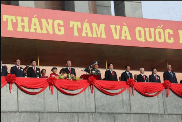 Nhung-thong-tin-it-ai-biet-ve-cu-ba-ngoi-trang-trong-ben-canh-tong-bi-thu-to-lam-trong-dai-le-a80-3