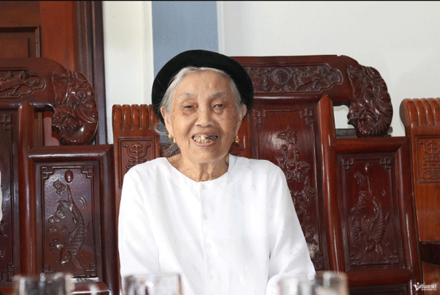 Nhung-thong-tin-it-ai-biet-ve-cu-ba-ngoi-trang-trong-ben-canh-tong-bi-thu-to-lam-trong-dai-le-a80-4