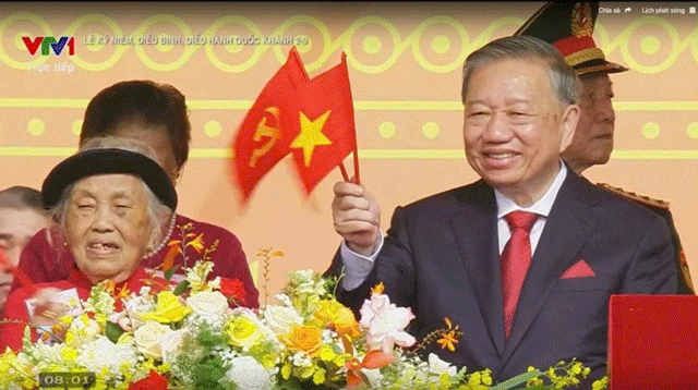 Nhung-thong-tin-it-ai-biet-ve-cu-ba-ngoi-trang-trong-ben-canh-tong-bi-thu-to-lam-trong-dai-le-a80-5