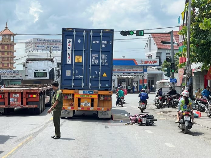tphcm-va-cham-manh-voi-xe-container-nguoi-phu-nu-di-xe-may-nga-ra-duong-tu-vong-tai-cho-1