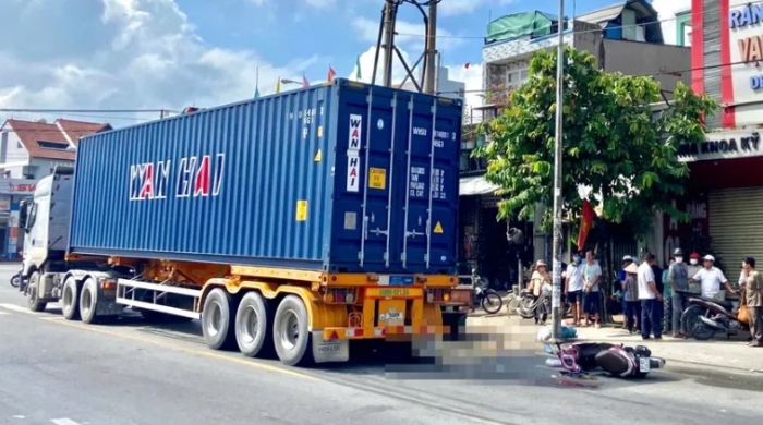 tphcm-va-cham-manh-voi-xe-container-nguoi-phu-nu-di-xe-may-nga-ra-duong-tu-vong-tai-cho-2
