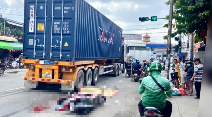 tphcm-va-cham-manh-voi-xe-container-nguoi-phu-nu-di-xe-may-nga-ra-duong-tu-vong-tai-cho-3