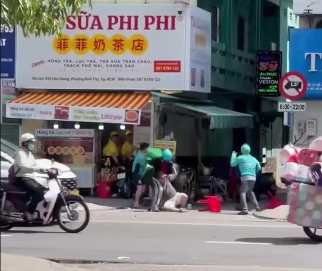 3-shipper-danh-nhau-voi-cap-doi-o-tphcm-cong-an-moi-ca-5-nguoi-den-lay-loi-khai
