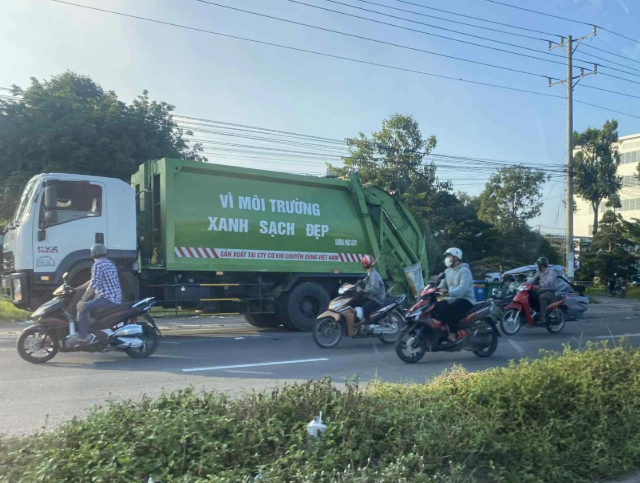 Hien-truong-va-tin-nong-vu-va-cham-cuc-manh-giua-tai-xe-oto-va-xe-cho-rac-khien-2-nguoi-tu-vong-tai-cho-4